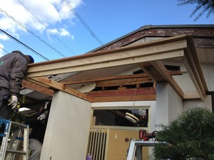 玄関庇、増築部軒天改修工事