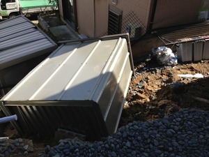 隣のブロック塀が倒壊し地盤が崩落してきたのにビクともしなかった白木建設が建てた家！