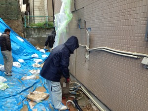 隣のブロック塀と土砂が倒壊、崩落して来たのにビクともしなかった白木建設が建てた家。