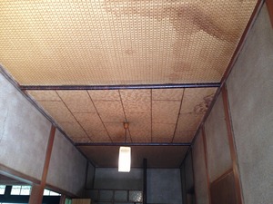 玄関と廊下の天井と壁のリフォーム工事！