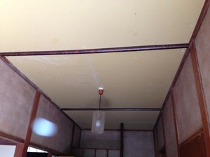 玄関と廊下の天井と壁のリフォーム工事！