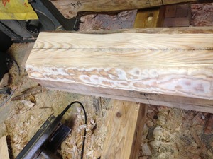 梁に手斧打ち！