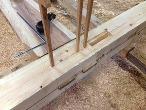 大黒柱に高さの違う梁の差し合わせ！