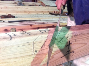 本格入母屋造の土壁平屋建て新築工事の隅木の落としカギの刻み！