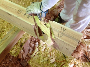 本格入母屋造の土壁平屋建て新築工事の振り隅木の落としカギ部分(納まり)の刻み！