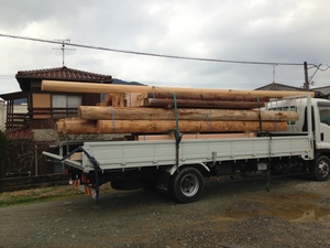 本格入母屋造の土壁平屋建て新築工事の梁材の搬入