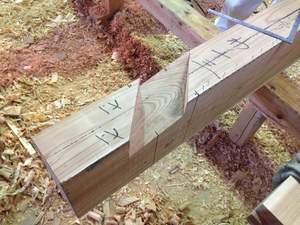 本格入母屋造の土壁平屋建て新築工事の隅木の落としカギ部分の刻み！