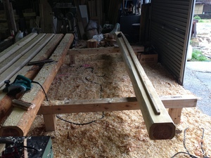 本格入母屋造の土壁平屋建て新築工事の太鼓梁の墨付け工！