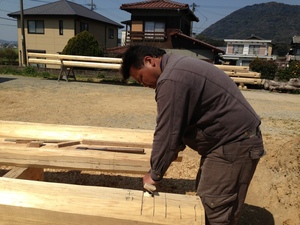 本格入母屋造の土壁平屋建て新築工事の太鼓梁の刻み工！