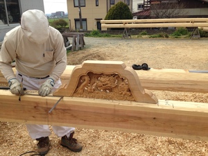 本格入母屋造の土壁平屋建て新築工事の虹梁の刻み工！