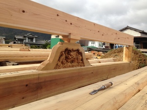 本格入母屋造の土壁平屋建て新築工事の虹梁の刻み工！