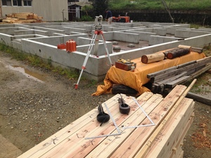 本格入母屋造の土壁平屋建て新築工事の土台敷き込み工！