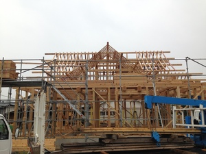 本格入母屋造の土壁平屋建て新築工事の屋根垂木打ち工！