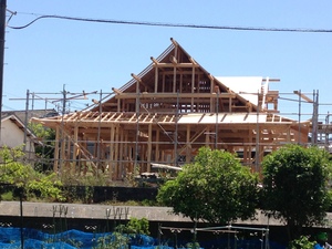 本格入母屋造の土壁平屋建て新築工事の屋根化粧垂木打ち工！