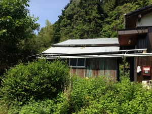 母屋にもたれかかった倉庫を緊急解体工事！