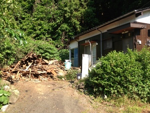 母屋にもたれかかった倉庫を緊急解体工事！