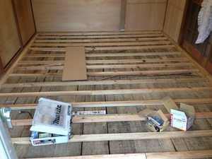 母屋にもたれかかった倉庫を緊急解体工事をした御宅の畳の間をフローリングに変更工事！