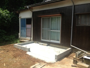 母屋にもたれかかった倉庫を緊急解体工事後、倉庫増築工事！