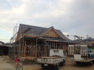 本格入母屋造の土壁平屋建て新築工事の野地板打ち後、防水アスファルトルーフィング張り工！