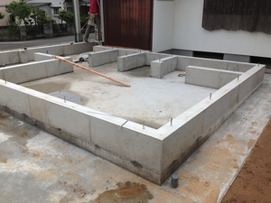 使わなくなった建物を解体(減築)して洋室と浴室を増築工事の基礎工事！