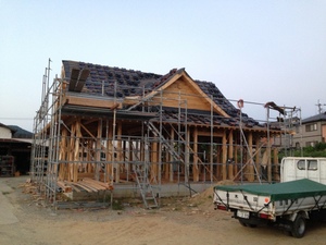 本格入母屋造の土壁平屋建て新築工事の屋根瓦葺き工事！