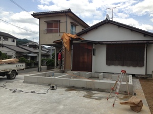 使わなくなった建物を解体(減築)して洋室と浴室を増築工事の土台敷工事！