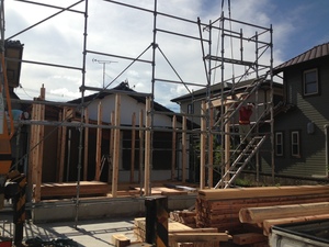 使わなくなった建物を解体(減築)して洋室と浴室を増築工事の建て方。