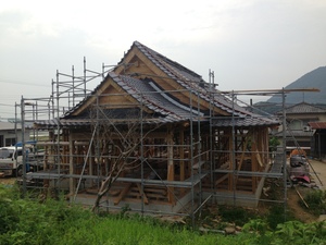 本格入母屋造の土壁平屋建て新築工事の屋根瓦葺き工事！