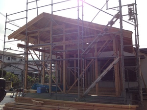 使わなくなった建物を解体(減築)して洋室と浴室を増築工事の屋根終い工事。