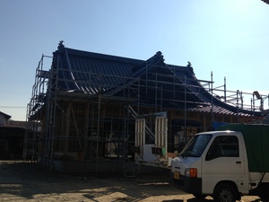 本格入母屋造の土壁平屋建て新築工事の屋根瓦葺き工事！