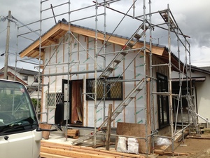 使わなくなった建物を解体(減築)して洋室と浴室を増築工事の外壁下地工事