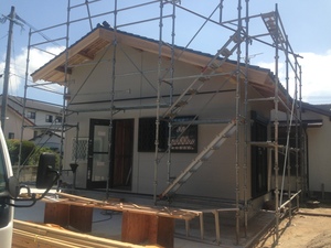 使わなくなった建物を解体(減築)して洋室と浴室を増築工事の外壁工事