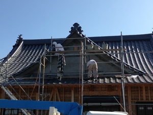 本格入母屋造の土壁平屋建て新築工事の外壁工事全景画像！