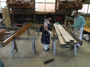 本格入母屋造り土壁平屋建て新築工事のデッキ材塗装工！