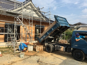 本格入母屋造り土壁平屋建て新築工事の土壁塗り工事！