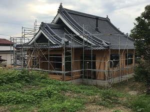 本格入母屋造り土壁平屋建て新築工事の土壁塗り工事！