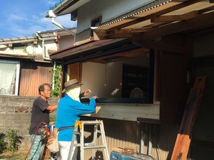 台所の木製建具を鋼製建具（アルミサッシ）に取替工事