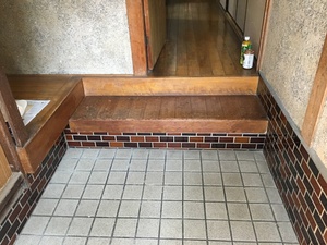 【福岡市東区  K様邸】玄関敷台を上がり降りしやすいように改修工事（宗像市  白木建設）