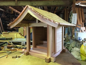 【古賀市  M様邸】駐車場建設後  竹垣、フェンス設置完了後 祠の御社造りの破風板取付、防水シート張編（宗像市  白木建設）