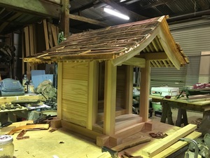 【古賀市  M様邸】駐車場建設後  竹垣、フェンス設置完了後 祠の御社造りの屋根銅板葺き編（宗像市  白木建設）