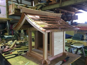 【古賀市  M様邸】駐車場建設後  竹垣、フェンス設置完了後 祠の御社造りの屋根棟木銅板葺き編（宗像市  白木建設）