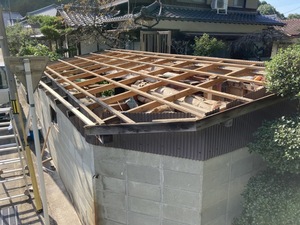 【宗像市　T様邸】倉庫の屋根の波トタン張替え工事　宗像市　白木建設