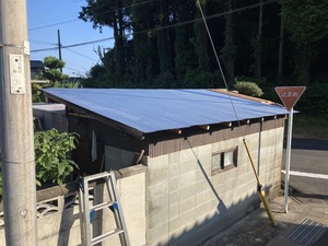 【宗像市　T様邸】倉庫の屋根の波トタン張替え工事　宗像市　白木建設