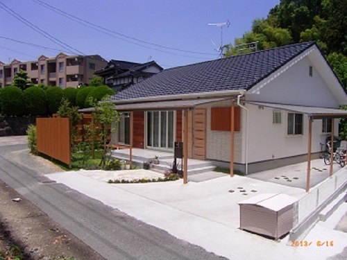【宗像市　Ｉ様邸】　白木建設　伝統工法木組みで造る外観は南国リゾート風洋風住宅（墨付､切込､手刻み編） リクシルメンバーズコンテスト2013 敢闘賞受賞作品